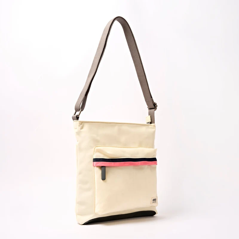 ROKA Kennington B Wachspapierstreifen Mittelgroße Tasche aus recyceltem Nylon
