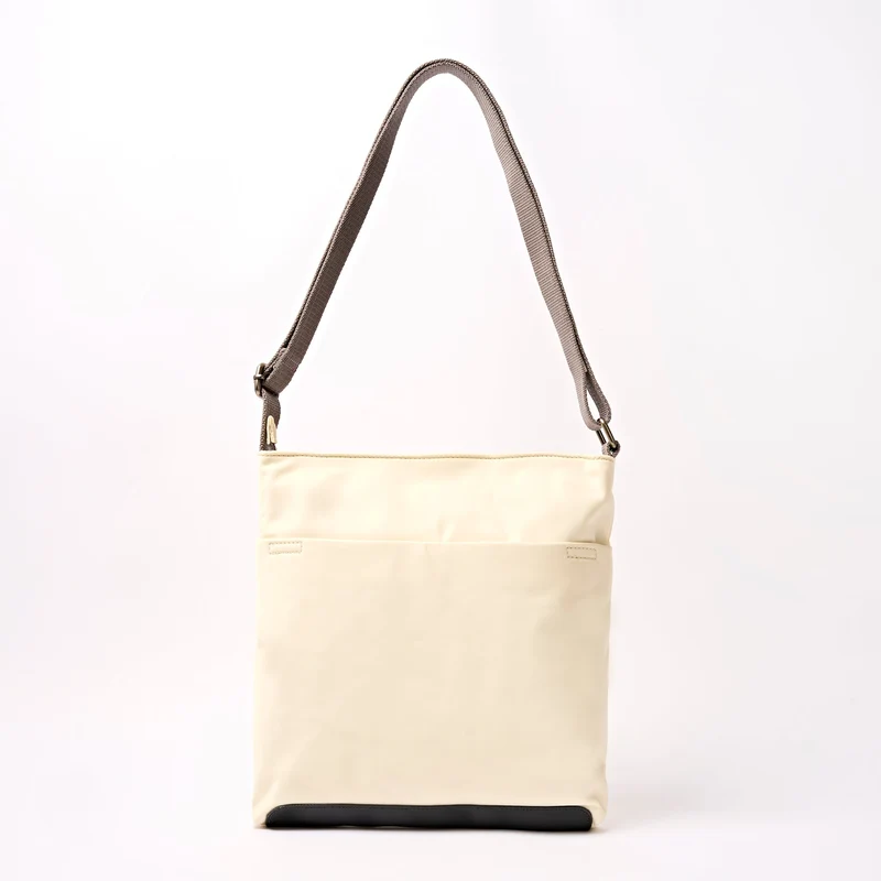 ROKA Kennington B Wachspapierstreifen Mittelgroße Tasche aus recyceltem Nylon