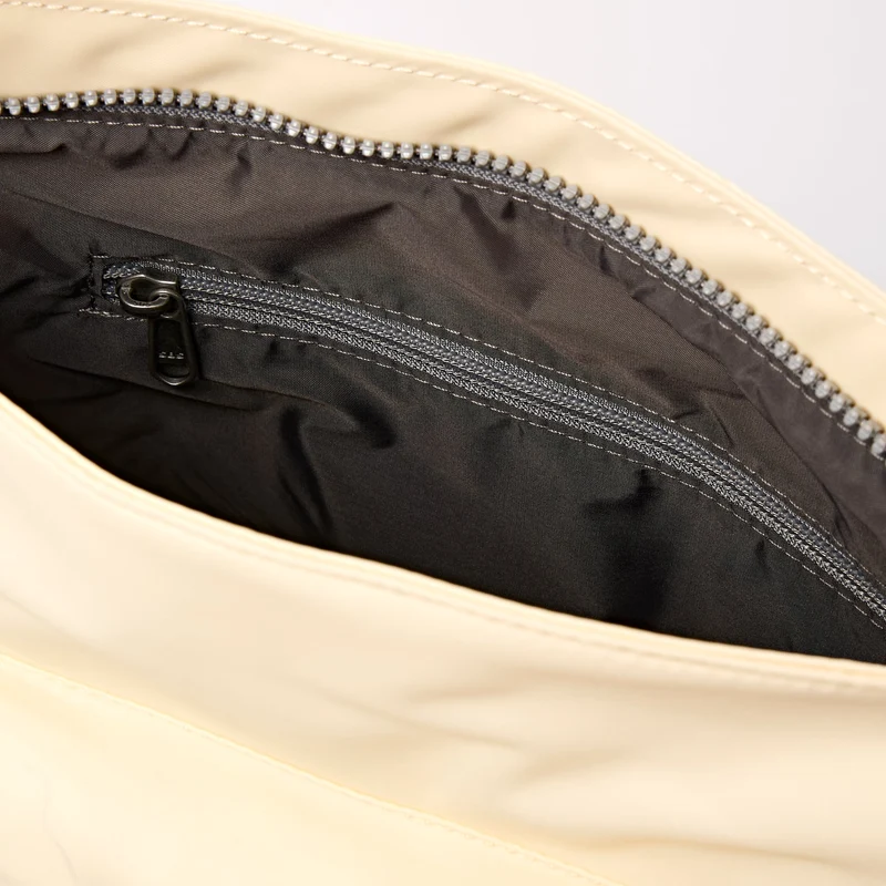 ROKA Kennington B Wachspapierstreifen Mittelgroße Tasche aus recyceltem Nylon