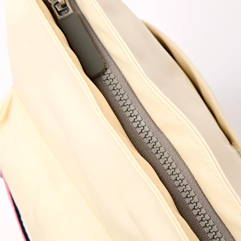 ROKA Kennington B Wachspapierstreifen Mittelgroße Tasche aus recyceltem Nylon