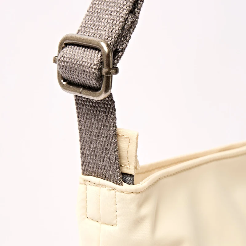 ROKA Kennington B Wachspapierstreifen Mittelgroße Tasche aus recyceltem Nylon