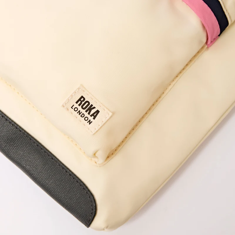 ROKA Kennington B Wachspapierstreifen Mittelgroße Tasche aus recyceltem Nylon
