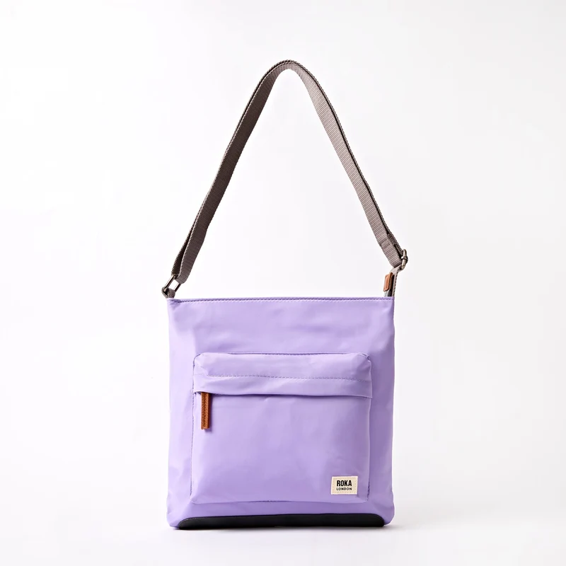 ROKA Kennington B Mittelgroße Tasche aus recyceltem Nylon | Thistle Bloom