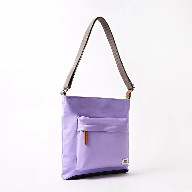 ROKA Kennington B Mittelgroße Tasche aus recyceltem Nylon | Thistle Bloom