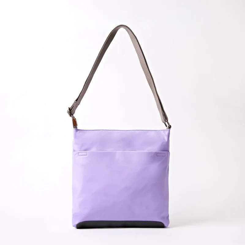 ROKA Kennington B Mittelgroße Tasche aus recyceltem Nylon | Thistle Bloom
