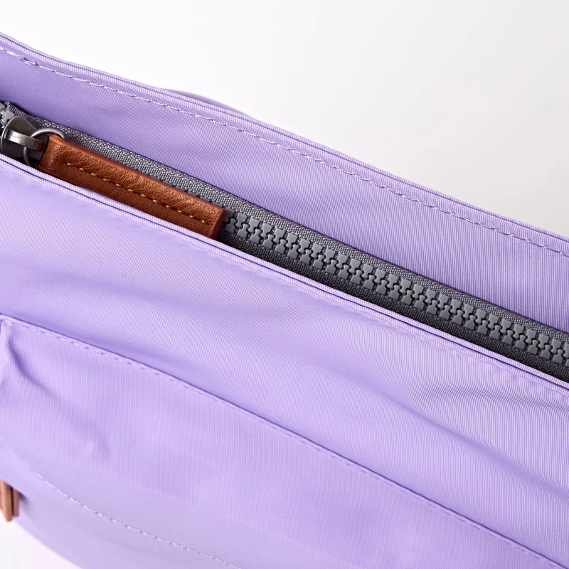 ROKA Kennington B Mittelgroße Tasche aus recyceltem Nylon | Thistle Bloom