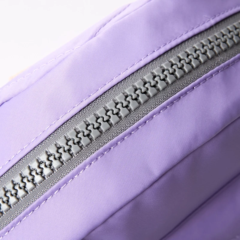 ROKA Kennington B Mittelgroße Tasche aus recyceltem Nylon | Thistle Bloom