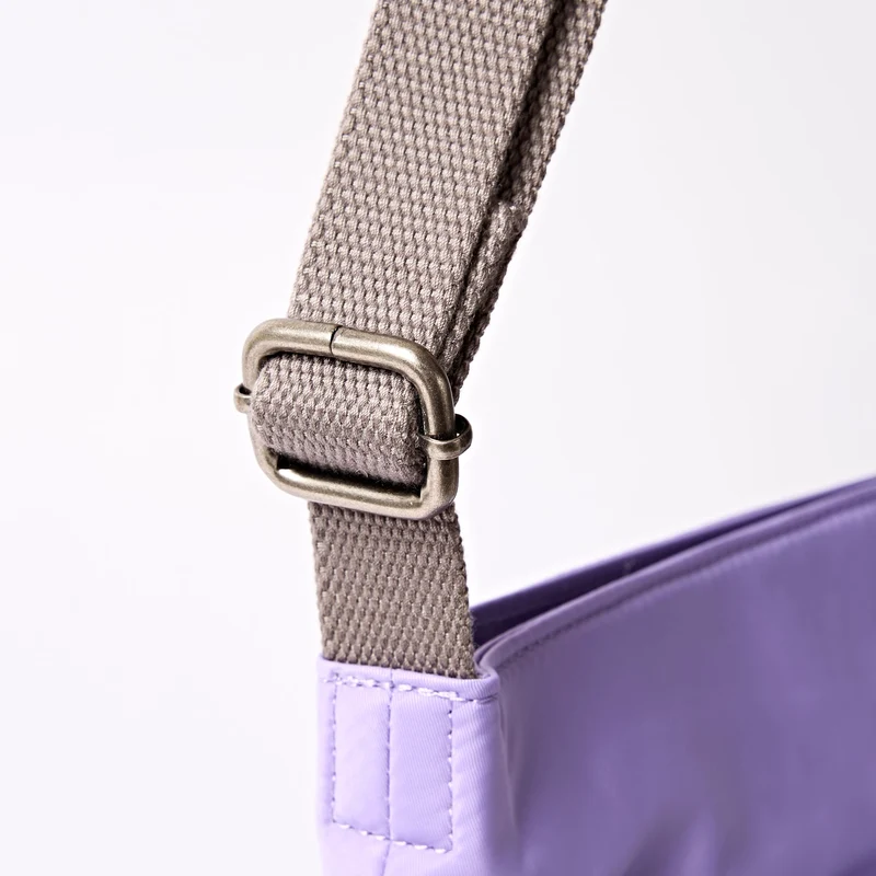 ROKA Kennington B Mittelgroße Tasche aus recyceltem Nylon | Thistle Bloom