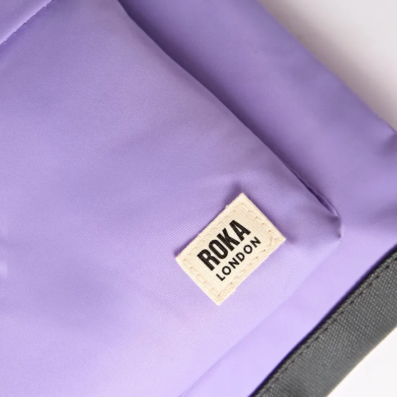 ROKA Kennington B Mittelgroße Tasche aus recyceltem Nylon | Thistle Bloom