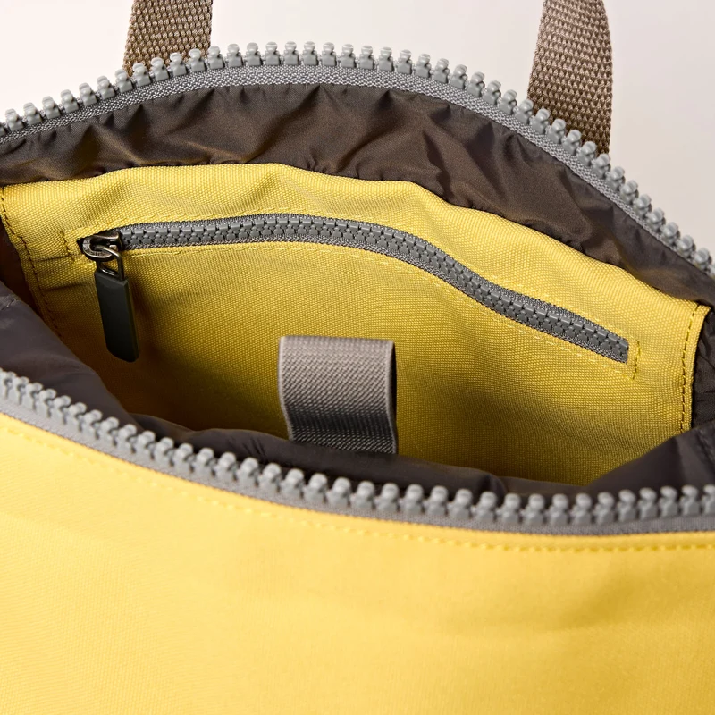 ROKA Canfield B Lemonade Stripe Kleine Tasche aus recyceltem Nylon
