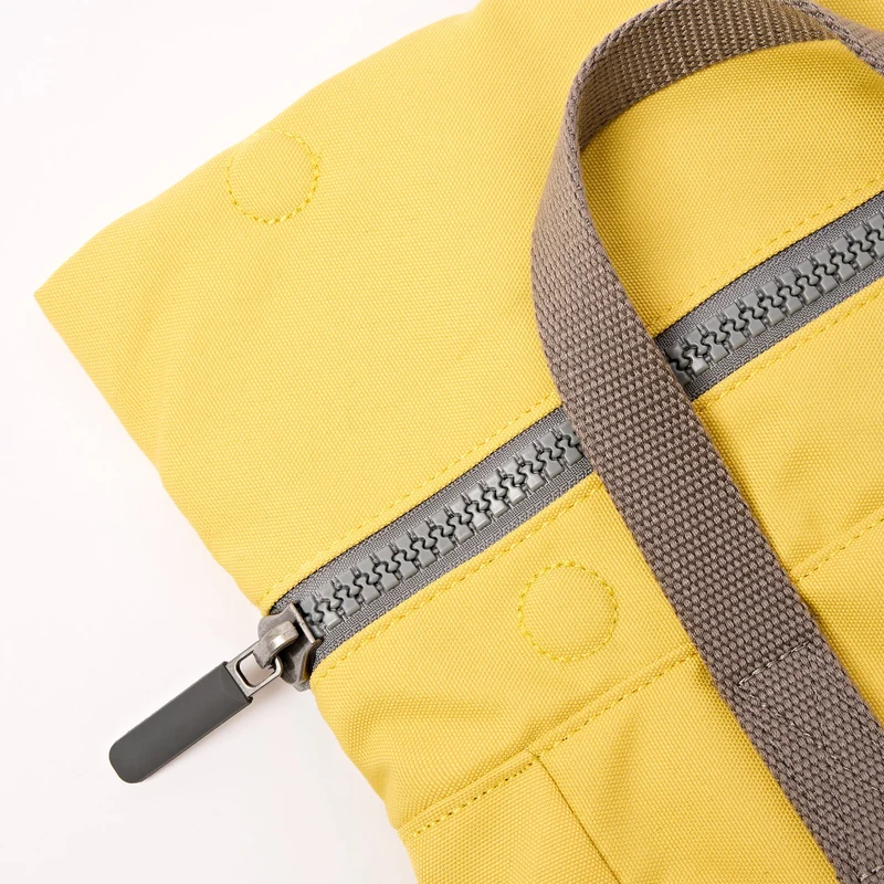 ROKA Canfield B Lemonade Stripe Kleine Tasche aus recyceltem Nylon