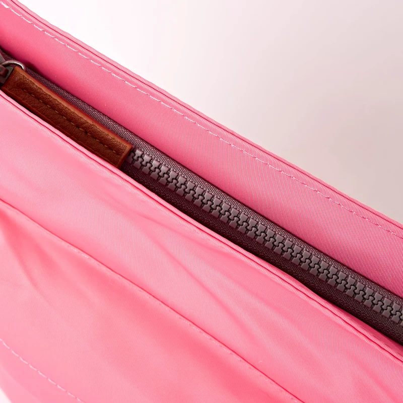 ROKA Kennington B Medium Recycling-Nylon-Tasche | Pink Lemonade