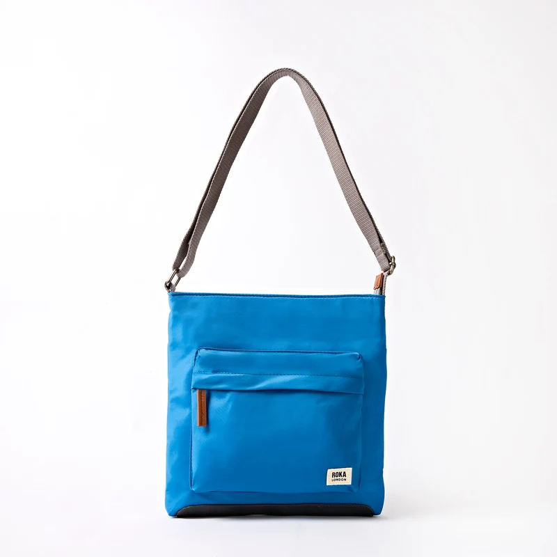 ROKA Kennington B Medium Tasche aus recyceltem Nylon | Malibu-Blau