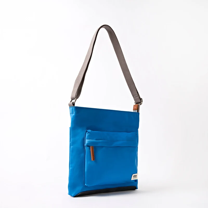 ROKA Kennington B Medium Tasche aus recyceltem Nylon | Malibu-Blau