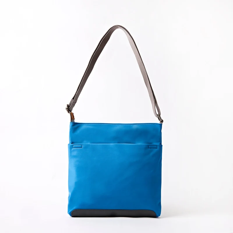 ROKA Kennington B Medium Tasche aus recyceltem Nylon | Malibu-Blau
