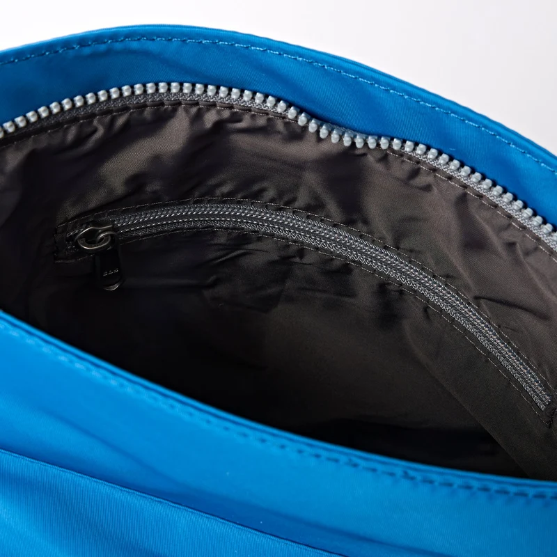 ROKA Kennington B Medium Tasche aus recyceltem Nylon | Malibu-Blau