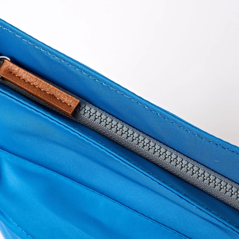 ROKA Kennington B Medium Tasche aus recyceltem Nylon | Malibu-Blau
