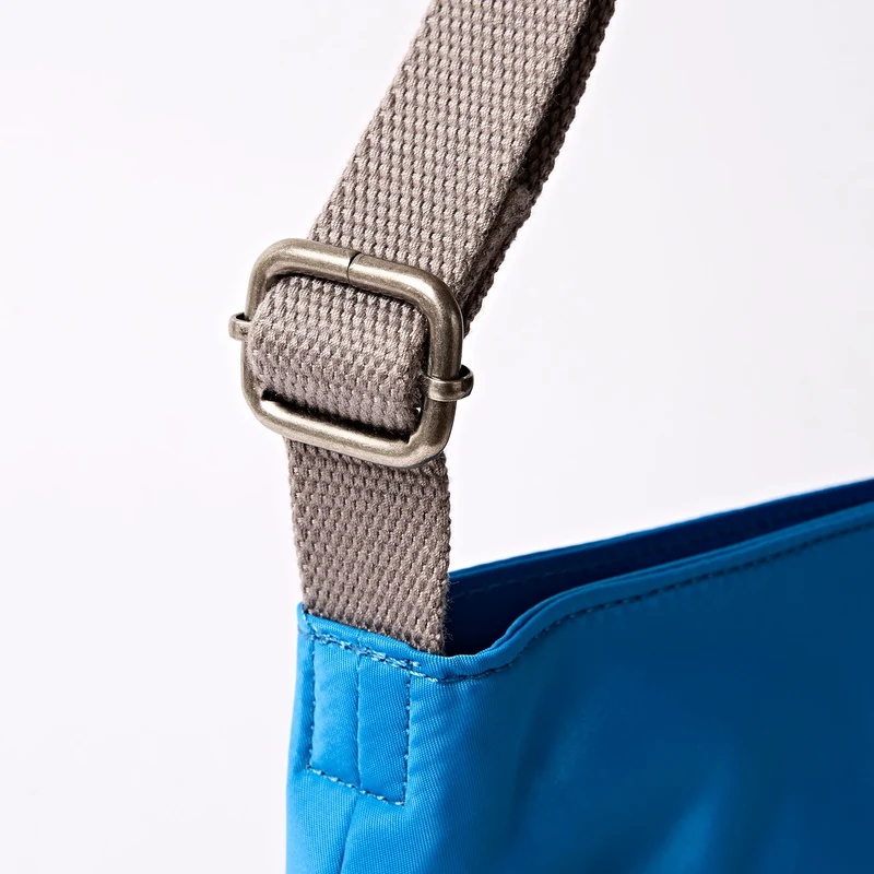 ROKA Kennington B Medium Tasche aus recyceltem Nylon | Malibu-Blau