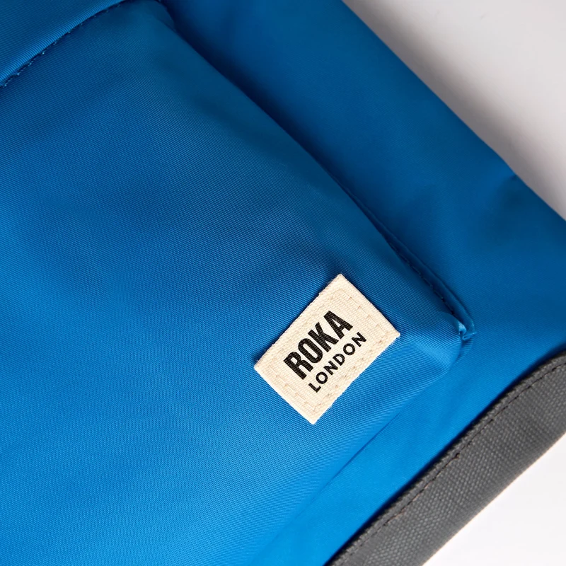 ROKA Kennington B Medium Tasche aus recyceltem Nylon | Malibu-Blau