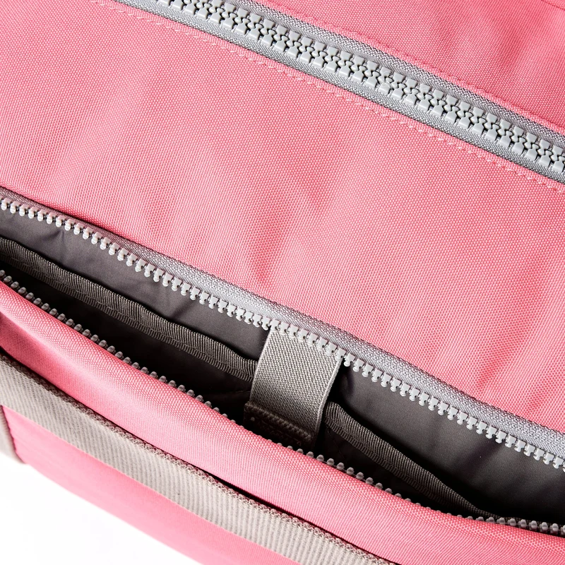ROKA Gatwick Kleine Tasche aus recyceltem Canvas | Pink Lemonade