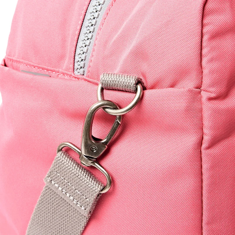 ROKA Gatwick Kleine Tasche aus recyceltem Canvas | Pink Lemonade