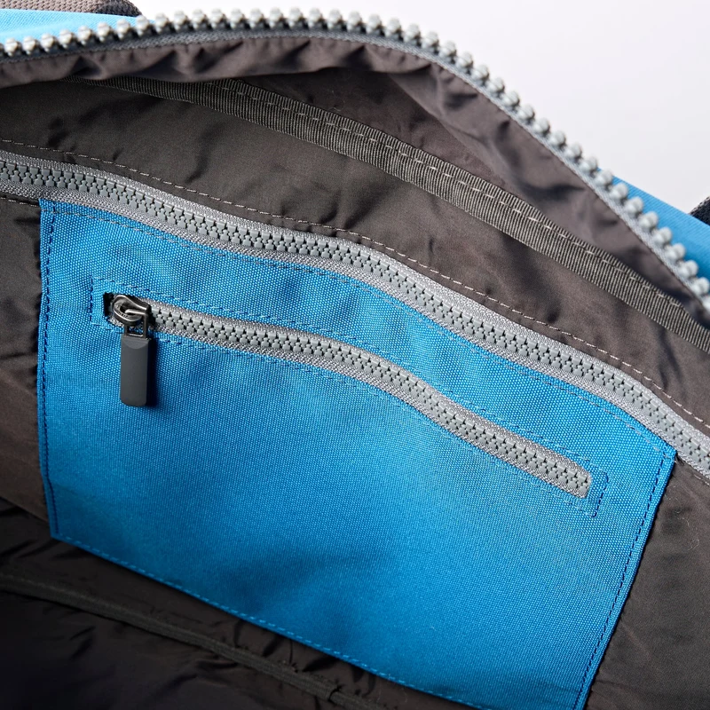 ROKA Gatwick Kleine Tasche aus recyceltem Canvas | Malibu Blau
