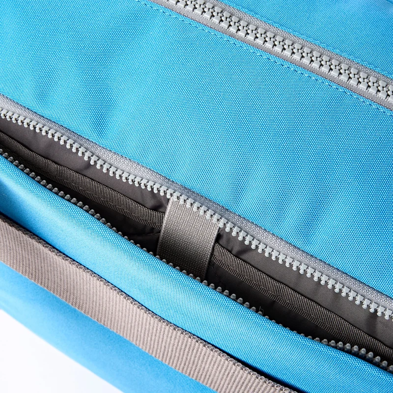 ROKA Gatwick Medium Tasche aus recyceltem Canvas | Malibu Blau
