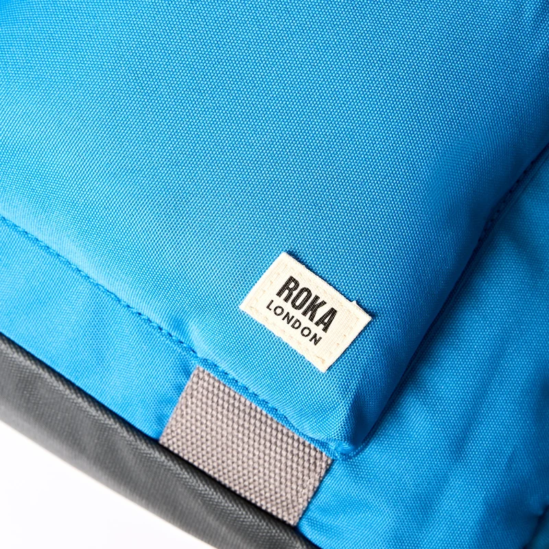 ROKA Gatwick Medium Tasche aus recyceltem Canvas | Malibu Blau