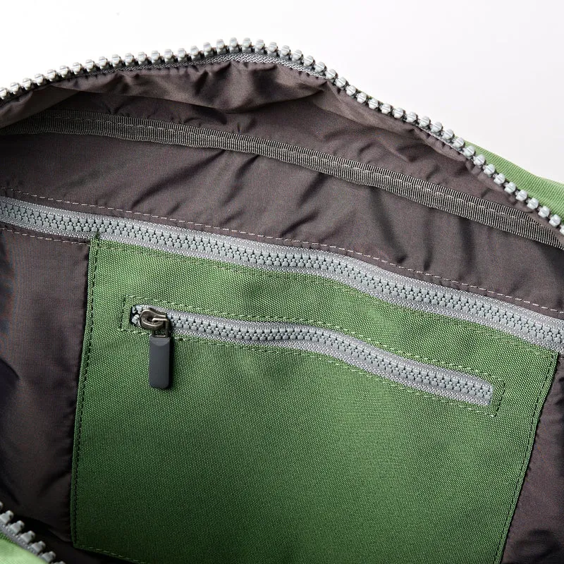ROKA Gatwick Medium Tasche aus recyceltem Canvas | Artischocke