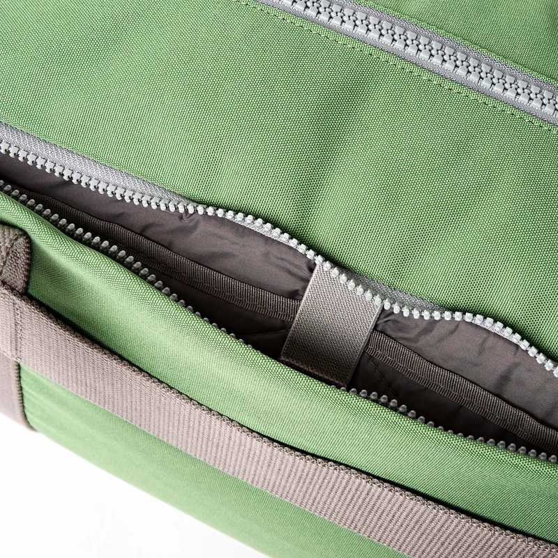 ROKA Gatwick Medium Tasche aus recyceltem Canvas | Artischocke