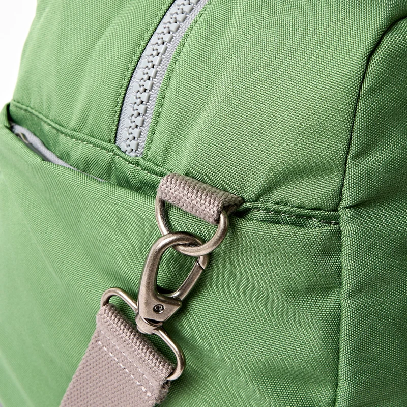 ROKA Gatwick Medium Tasche aus recyceltem Canvas | Artischocke