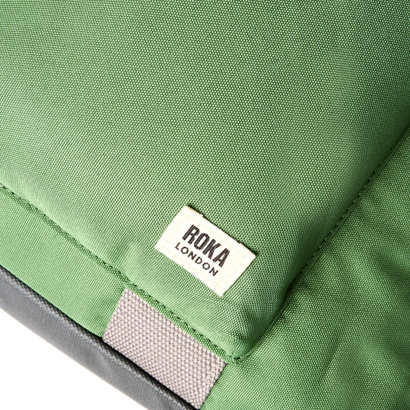 ROKA Gatwick Medium Tasche aus recyceltem Canvas | Artischocke