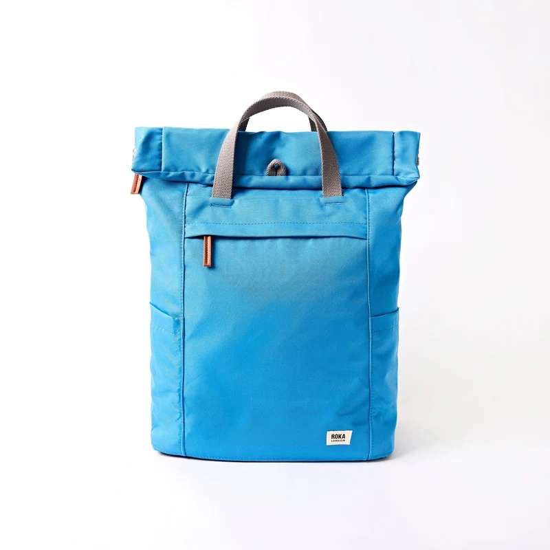 ROKA Finchley Eine große Tasche aus recyceltem Canvas in Malibu-Blau