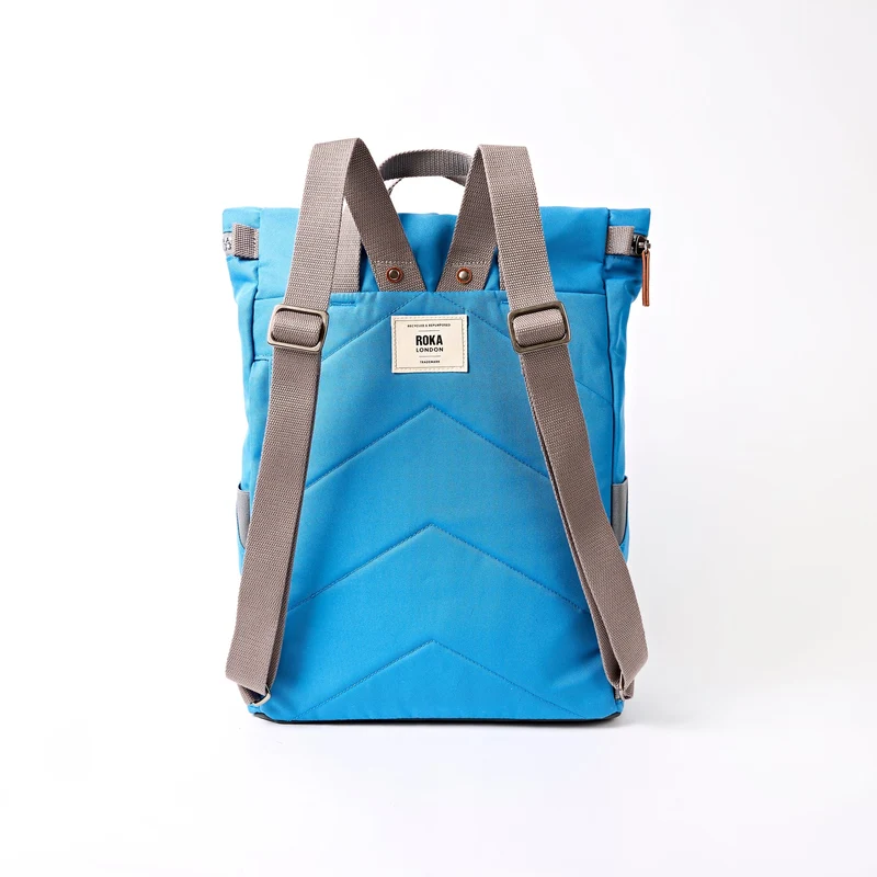 ROKA Finchley Eine große Tasche aus recyceltem Canvas in Malibu-Blau