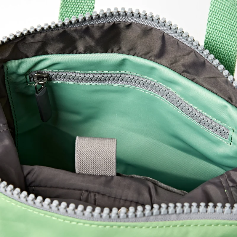 ROKA Canfield B Grüner, tonaler kleiner Beutel aus recyceltem Nylon