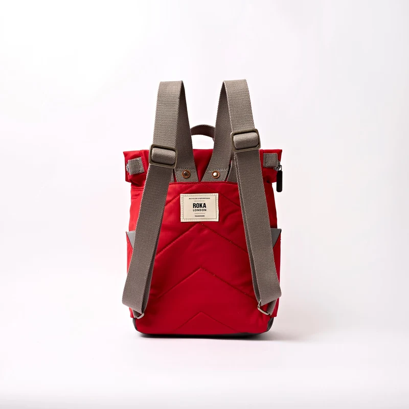 ROKA Canfield Kleine Tasche aus recyceltem Nylon mit Cranberry-Streifen