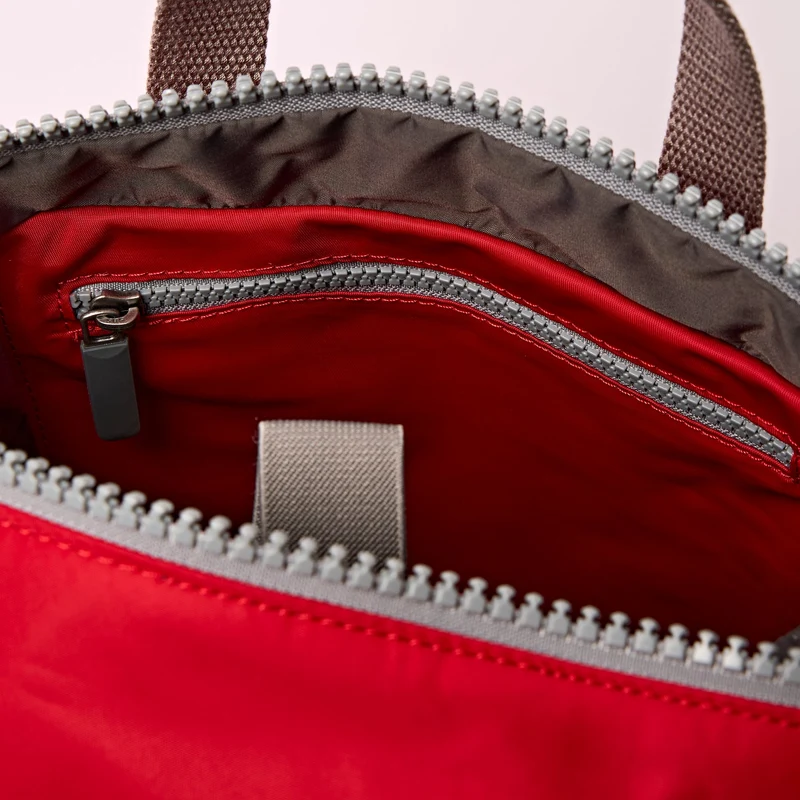 ROKA Canfield Kleine Tasche aus recyceltem Nylon mit Cranberry-Streifen