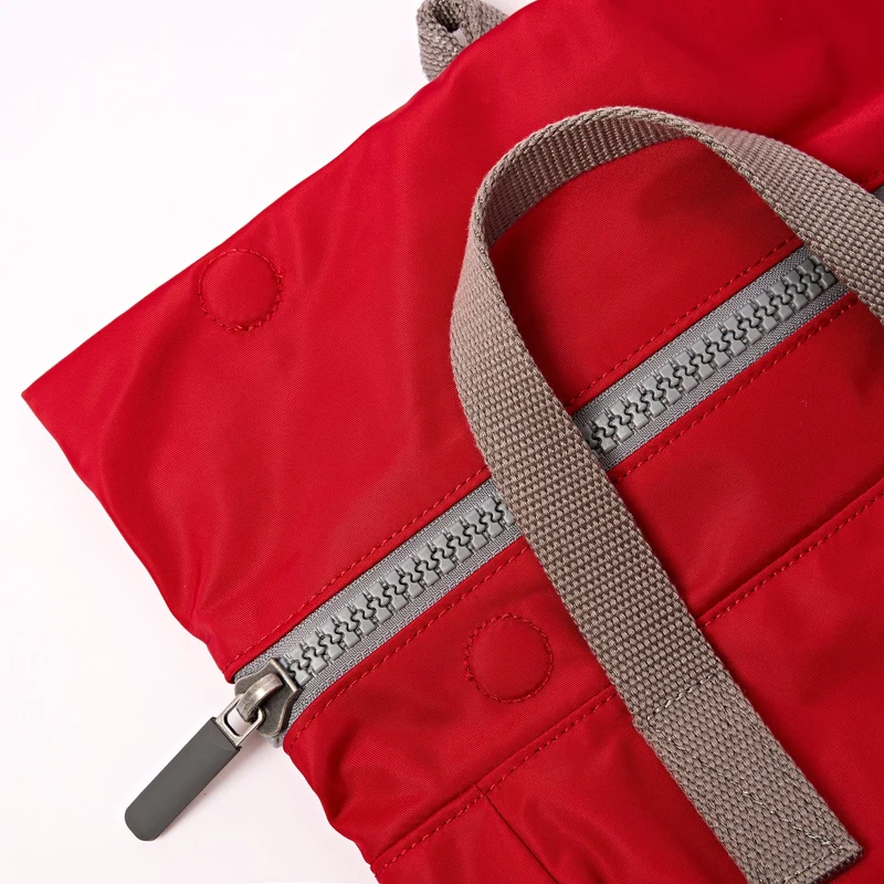 ROKA Canfield Kleine Tasche aus recyceltem Nylon mit Cranberry-Streifen