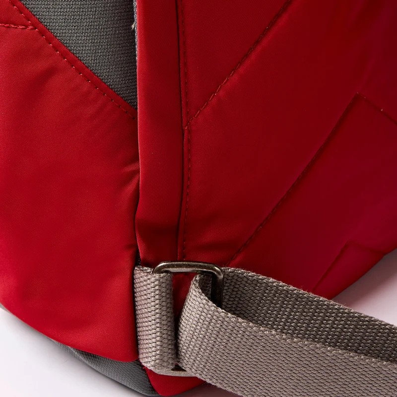 ROKA Canfield Kleine Tasche aus recyceltem Nylon mit Cranberry-Streifen