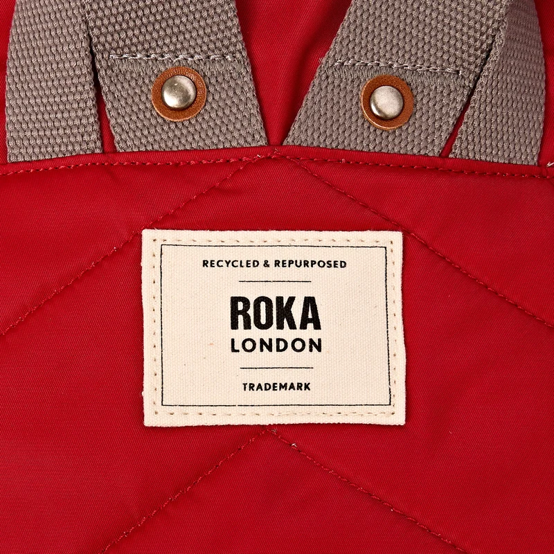 ROKA Canfield Kleine Tasche aus recyceltem Nylon mit Cranberry-Streifen