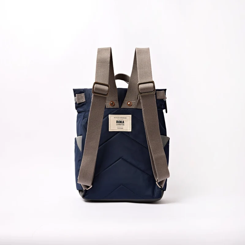 ROKA Canfield B Midnight Stripe Kleine Tasche aus recyceltem Nylon