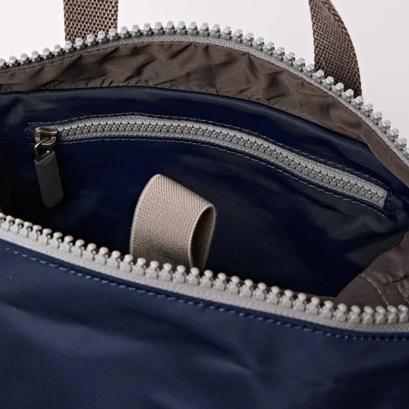 ROKA Canfield B Midnight Stripe Kleine Tasche aus recyceltem Nylon