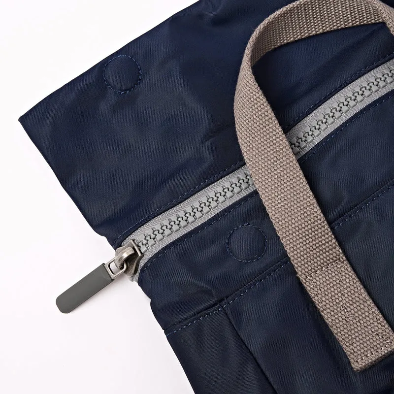 ROKA Canfield B Midnight Stripe Kleine Tasche aus recyceltem Nylon