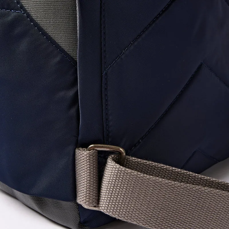 ROKA Canfield B Midnight Stripe Kleine Tasche aus recyceltem Nylon