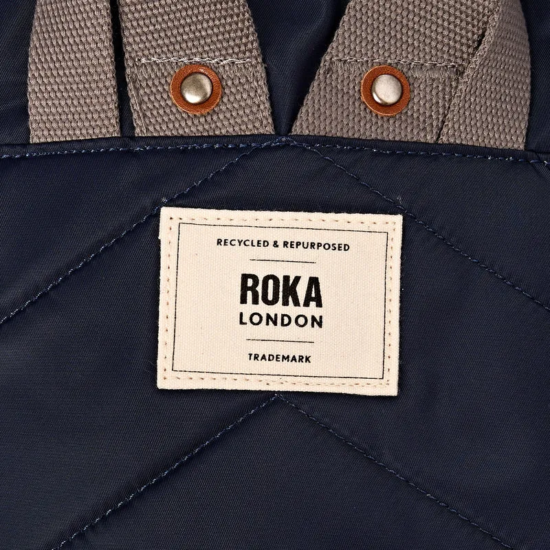 ROKA Canfield B Midnight Stripe Kleine Tasche aus recyceltem Nylon