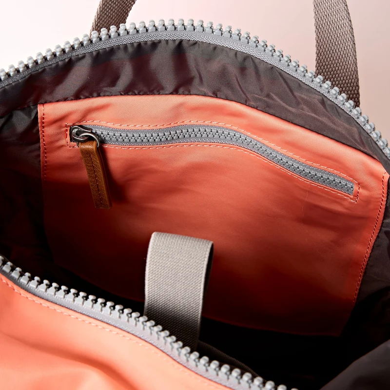 ROKA Canfield B Sugar Coral Kleine Tasche aus recyceltem Nylon