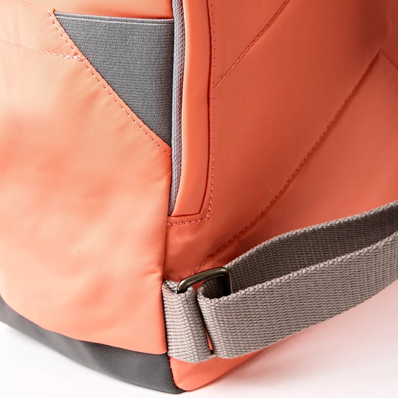 ROKA Canfield B Sugar Coral Kleine Tasche aus recyceltem Nylon