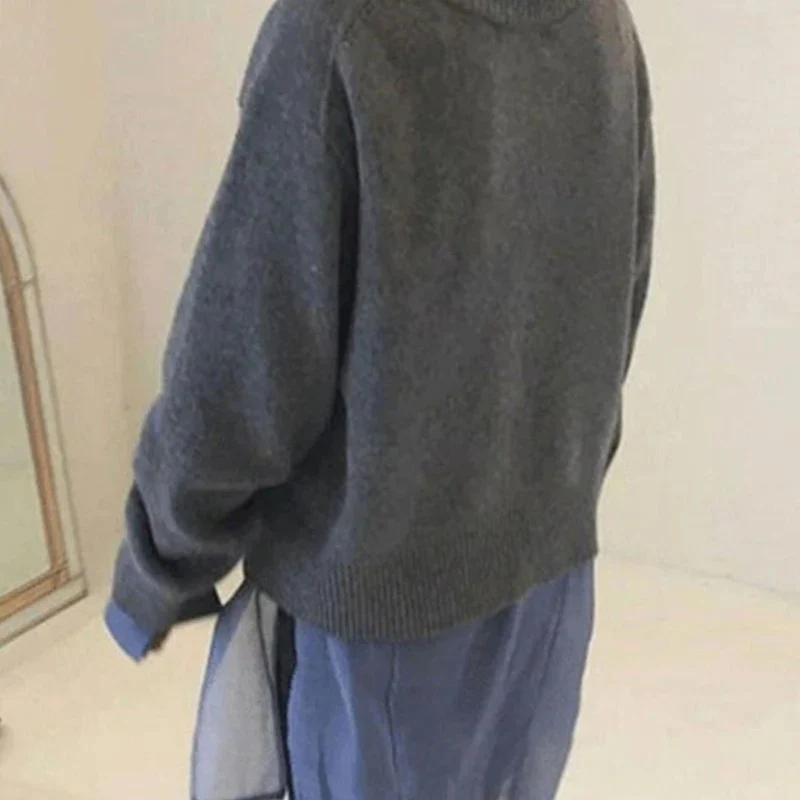 Eleni | Damen Strickjacke mit Knöpfen und Besonderem Schnitt