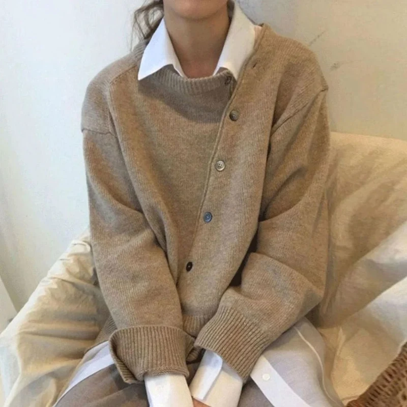 Eleni | Damen Strickjacke mit Knöpfen und Besonderem Schnitt