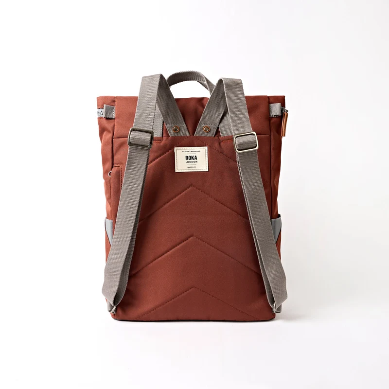 ROKA Finchley Eine große Henna-Tasche aus recyceltem Canvas